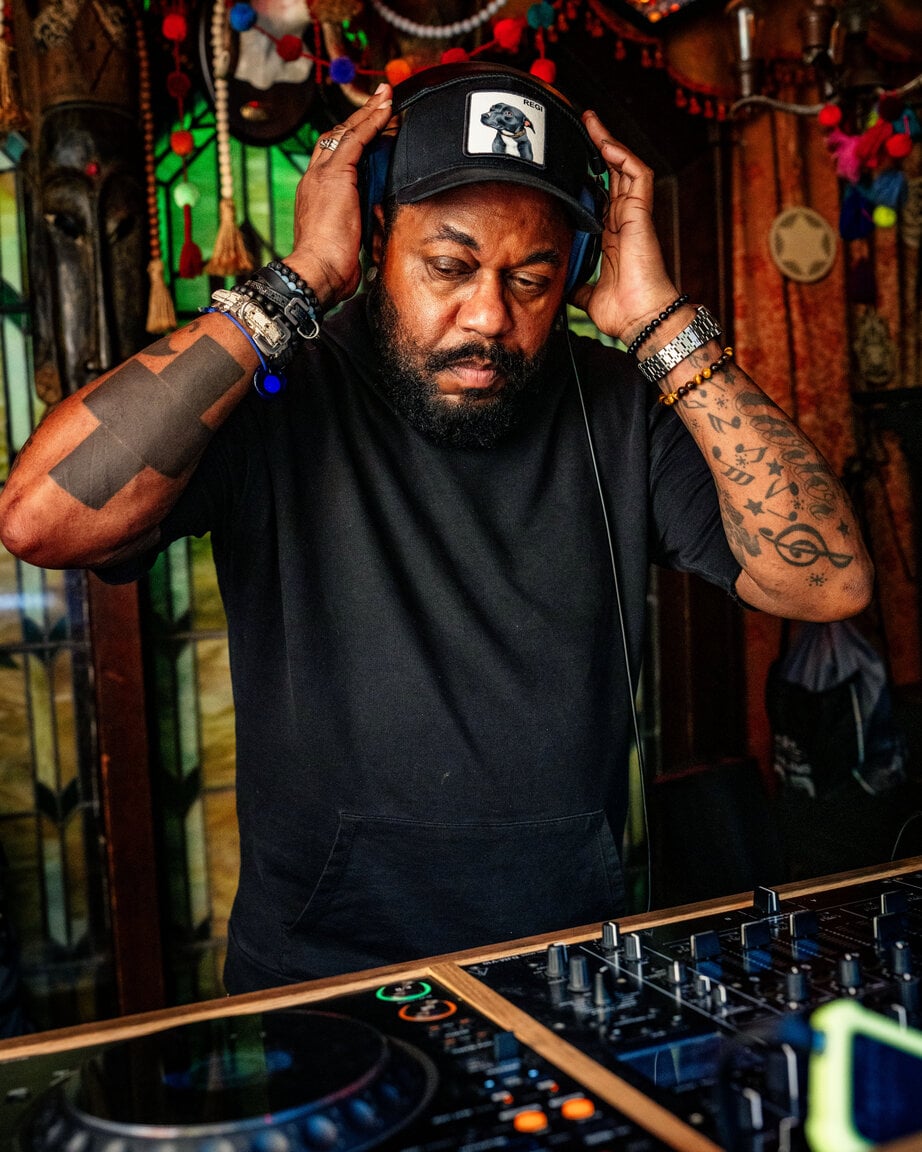Derrick Carter behind the decks